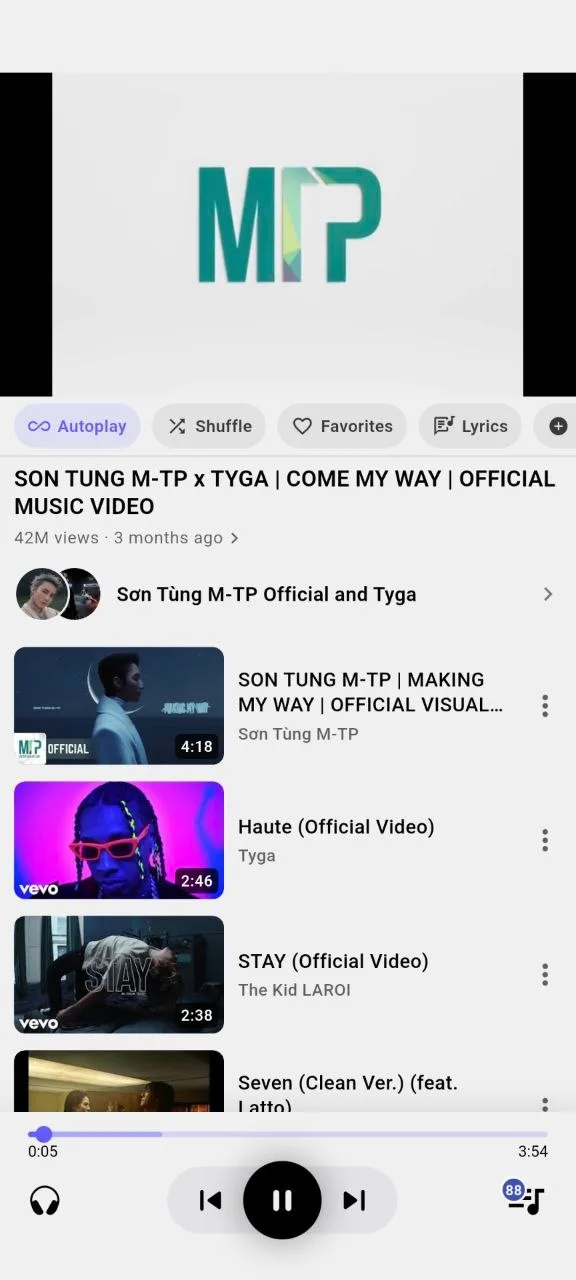 Reproductor de video de Ground Music mostrando un video musical de YouTube con canciones relacionadas debajo