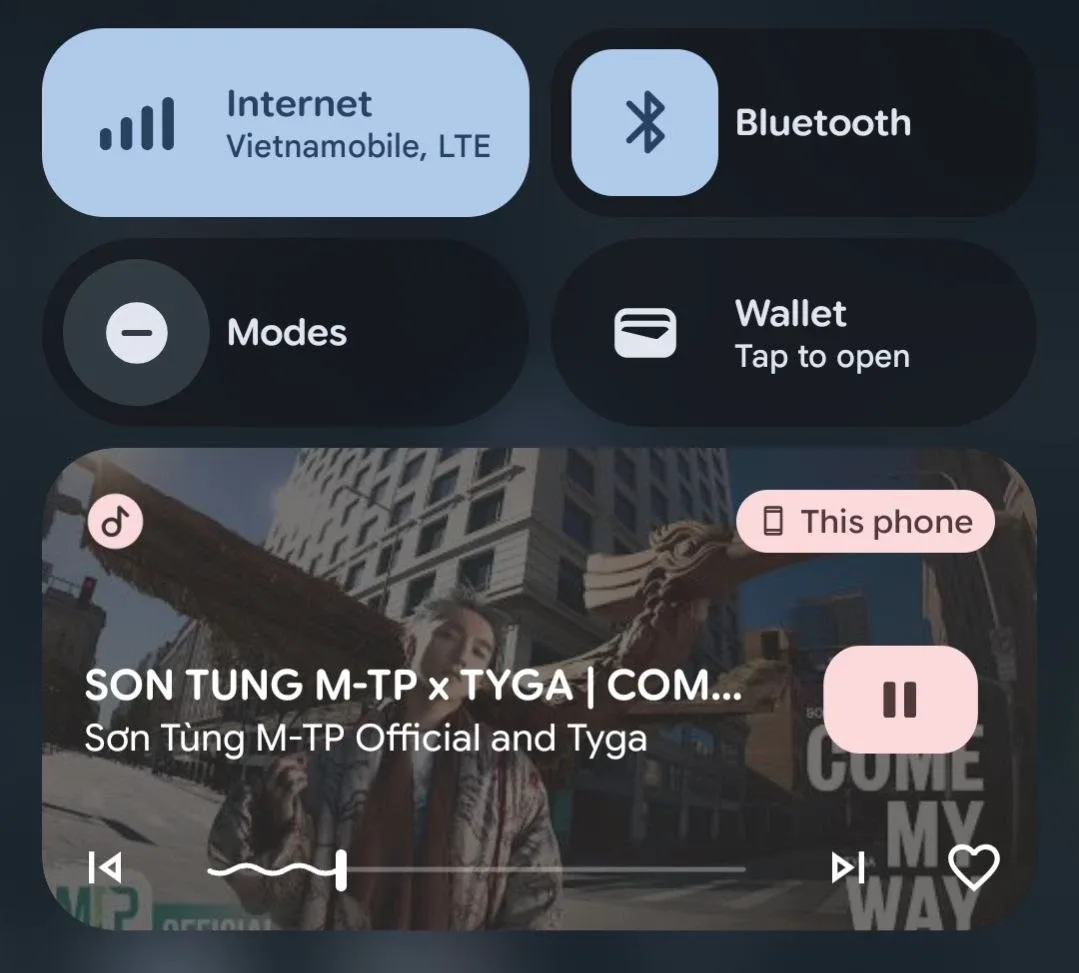 Notificación multimedia de Ground Music en Android con controles de reproducción, barra de progreso y botón de favorito